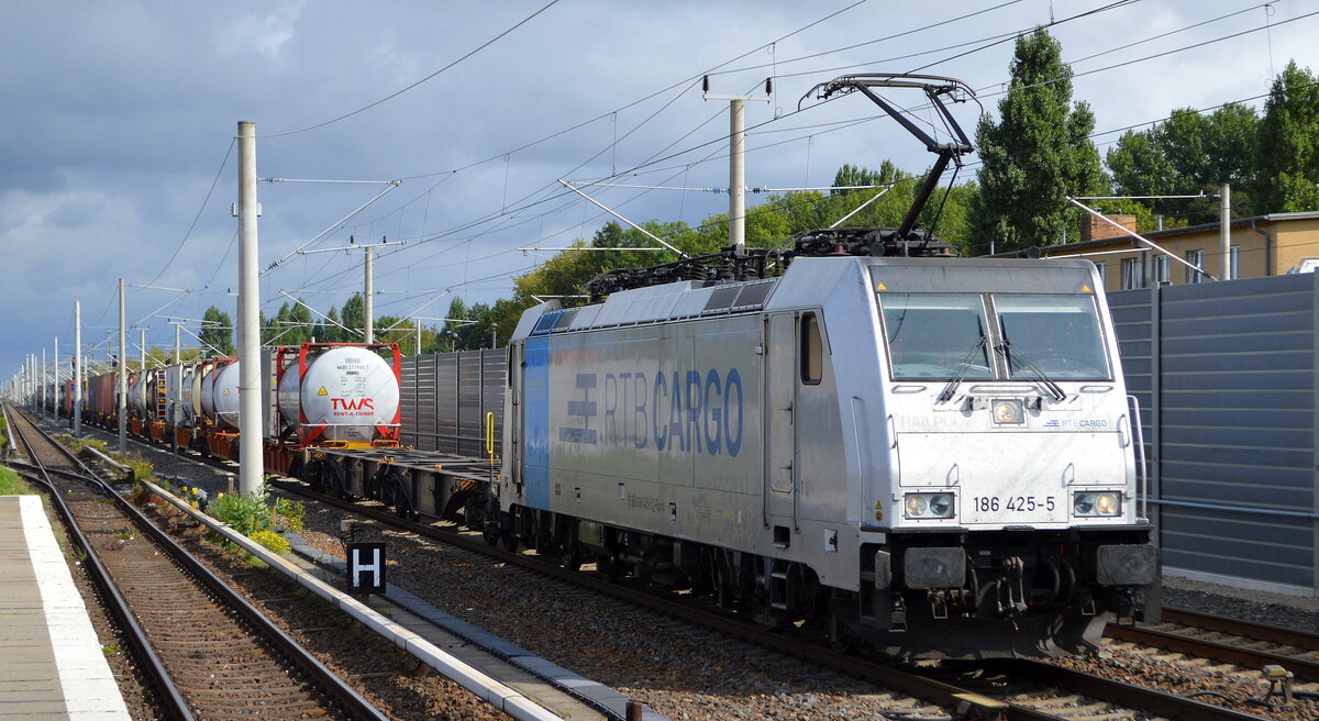 RTB CARGO GmbH, Düren [D] mit  186 425-5  [NVR-Nummer: 91 80 6186 425-5 D-Rpool] und Containerzug am 13.09.21 Berlin Blankenburg.