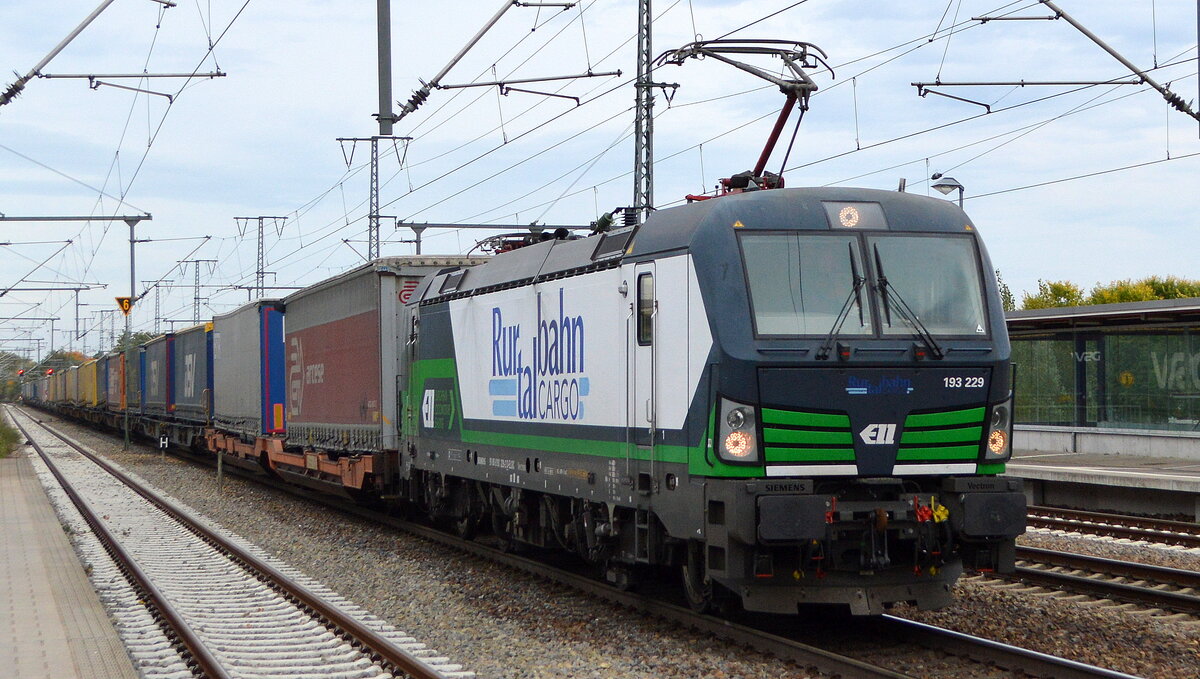 RTB CARGO GmbH, Düren [D]? mit der ELL Vectron  193 229  [NVR-Nummer: 91 80 6193 229-2 D-ELOC] mit einer recht eindeutigen TXL KLV-Zug Relation am 20.10.21 Durchfahrt Bf. Golm (Potsdam). Entweder Tagesuntervermietung oder Neuvermietung der ELL Vectron an TXL nehme ich an? 