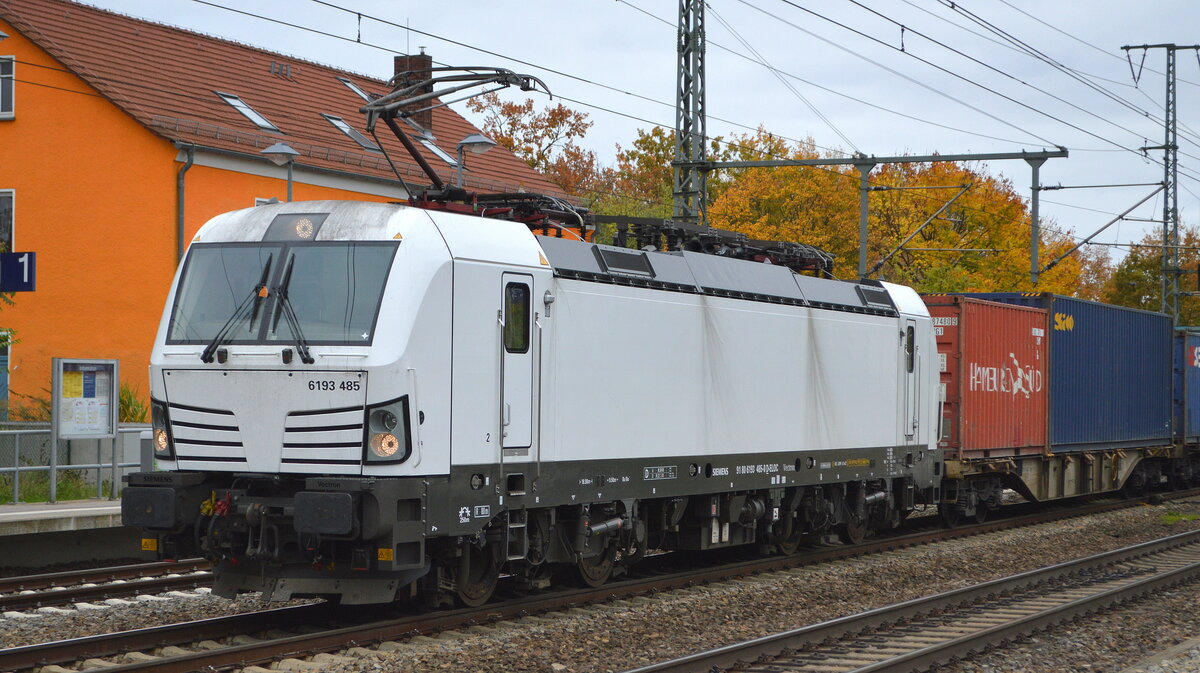 RTB CARGO GmbH, Düren [D] mit der weißen ELL Vectron  6193 485  [NVR-Nummer: 91 80 6193 485-0 D-ELOC] und Containerzug am 27.10.21 Durchfahrt Bf. Golm (Potsdam). 
