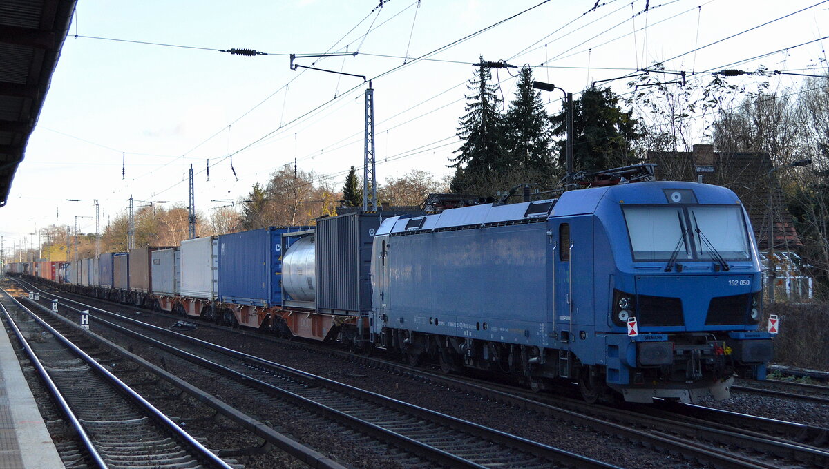 RTB CARGO GmbH, Düren [D] mit  186 300-0  [NVR-Nummer: 91 80 6186 300-0 D-Rpool] und Containerzug am 22.11.21 Richtung Frankfurt/Oder in Berlin Hirschgarten. Am Ende des Zuges hing noch eine Smartron  192 050  [NVR-Nummer: 91 80 6192 050-3 D-NRAIL].