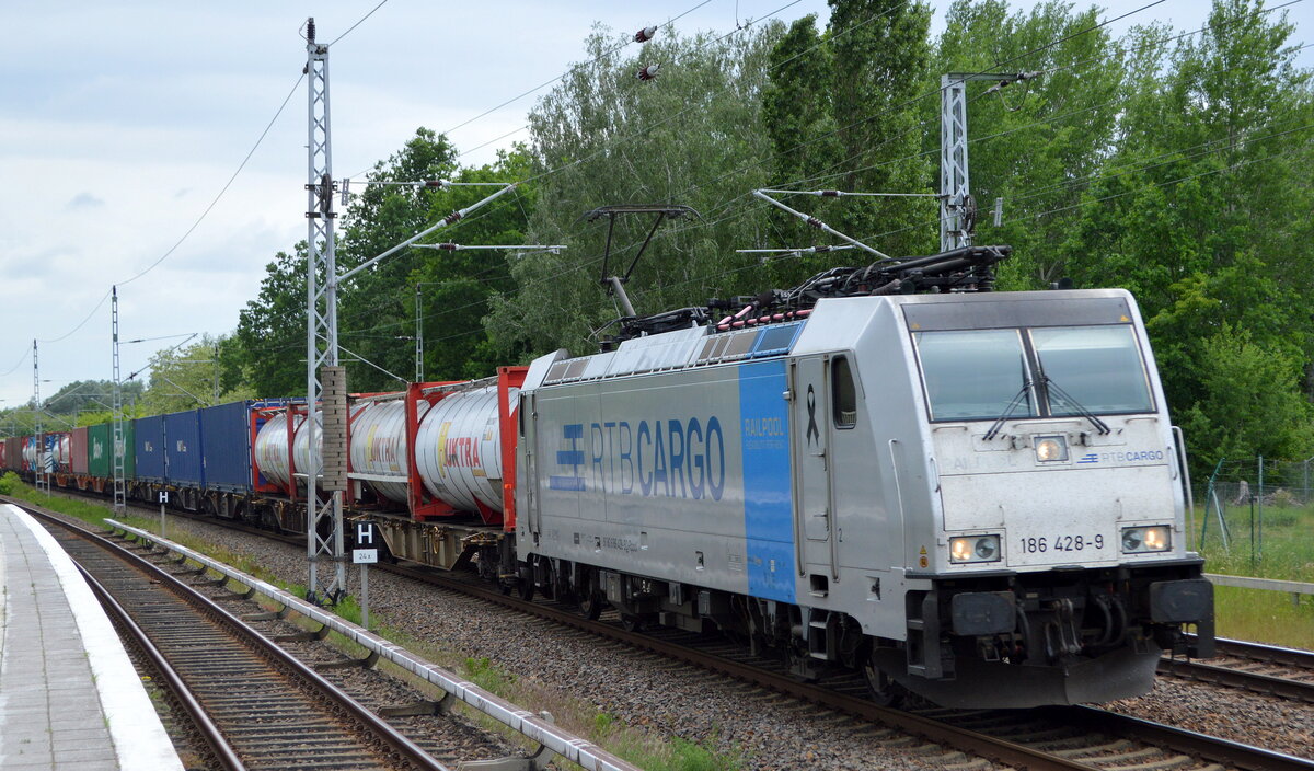 RTB CARGO GmbH, Düren [D] mit der Railpoll Lok  186 428-9  [NVR-Nummer: 91 80 6186 428-9 D-Rpool] und Containerzug am 24.05.22 Berliner Außenring Höhe Bf. Mönchmühle Richtung Frankfurt/Oder.