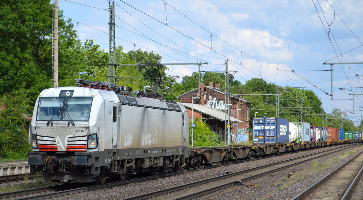RTB CARGO GmbH, Düren [D] mit der ELL Vectron  193 598 [NVR-Nummer: 91 80 6193 598-0 D-ELOC] und Containerzug am 01.06.22 Höhe Bf. Niederndodeleben (Nähe Magdeburg).
