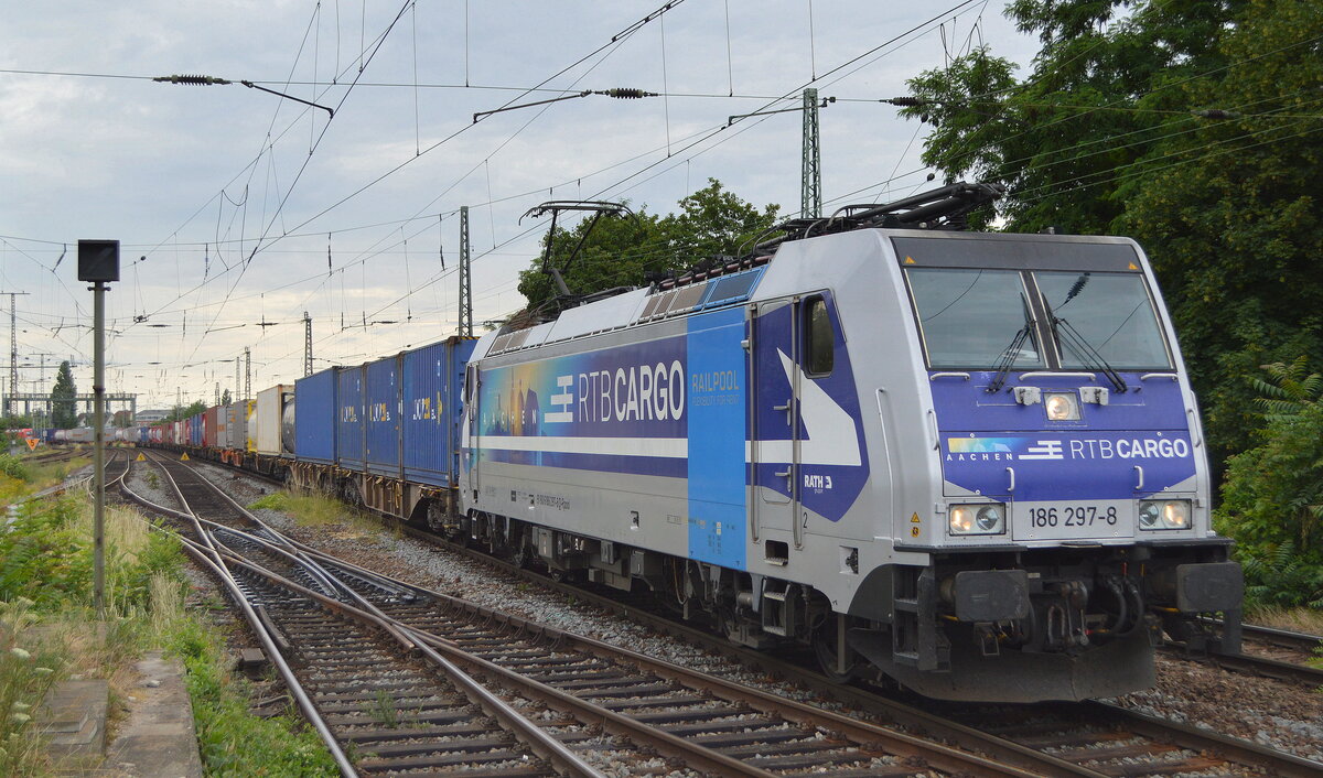 RTB CARGO GmbH, Düren [D] mit der Railpool Lok  186 297-8  [NVR-Nummer: 91 80 6186 297-8 D-Rpool] und Containerzug am 29.06.22 Vorbeifahrt Bahnhof Magdeburg-Neustadt.