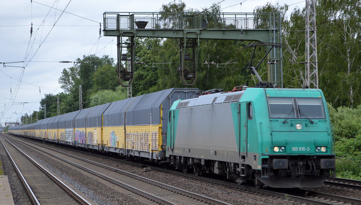 RTB CARGO GmbH, Düren [D] mit  185 610-3  [NVR-Nummer: 91 80 6185 610-3 D-ATLU] und PKW-Transportzug am 08.07.22 Vorbeifahrt Bahnhof Dedensen Gümmer.