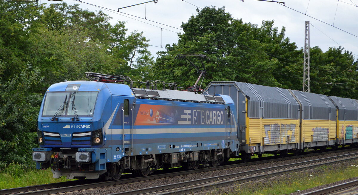 RTB CARGO GmbH, Düren [D] mit der Smartron  192 016  [NVR-Nummer: 91 80 6192 016-4 D-NRail] und PKW-Transportzug am 08.07.22 Vorbeifahrt Bahnhof Dedensen Gümmer.