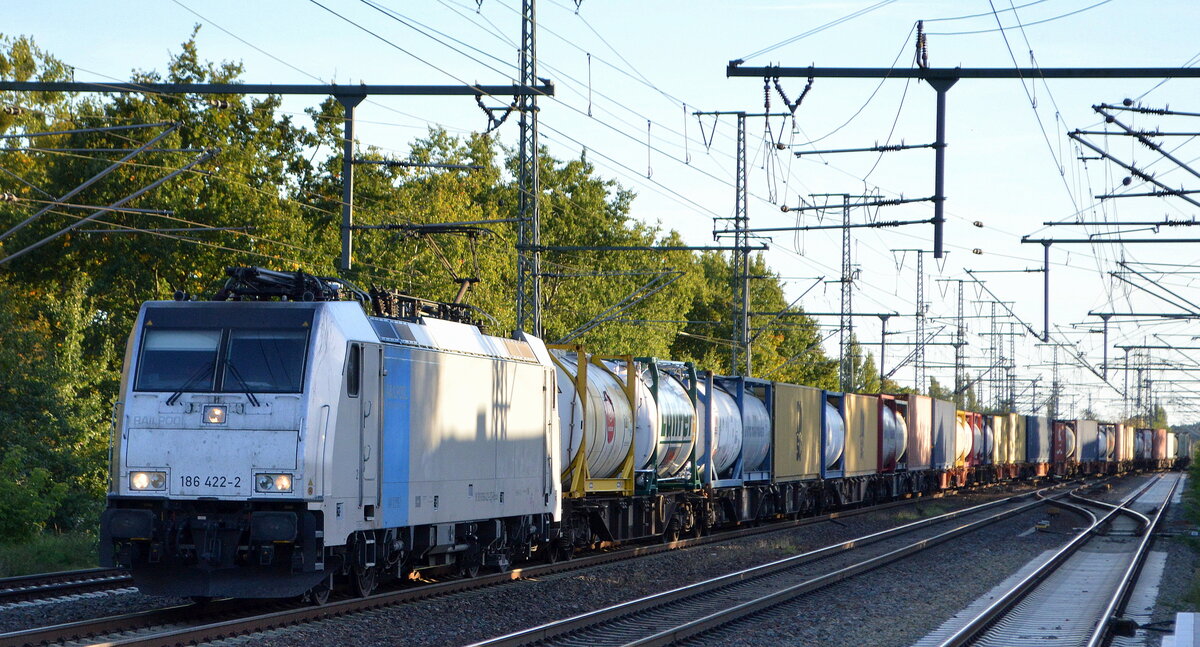 RTB CARGO GmbH, Düren [D]  mit  186 422-2  [NVR-Nummer: 91 80 6186 422-2 D-Rpool] und Containerzug am 06.10.22 Durchfahrt Bahnhof Golm.