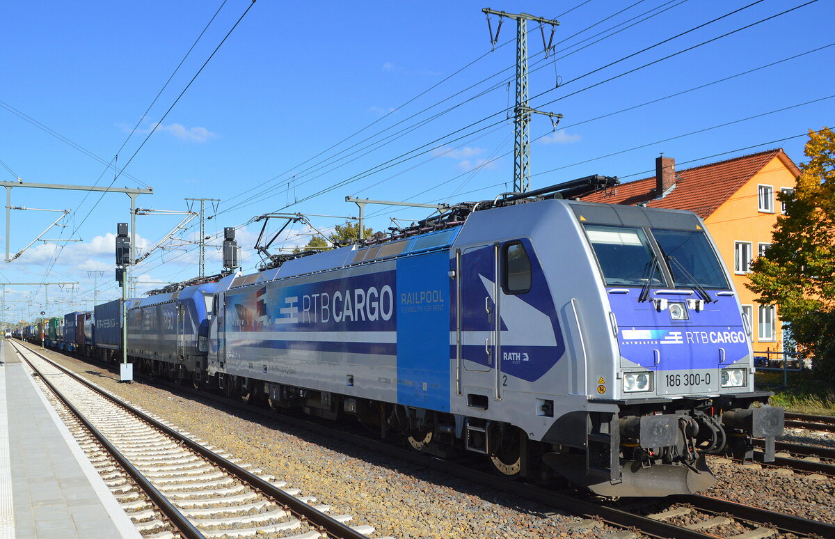 RTB CARGO GmbH, Düren [D] mit  186 300-0  [NVR-Nummer: 91 80 6186 300-0 D-Rpool] mit  193 792  [NVR-Nummer: 91 80 6193 792-9 D-ELOC] und Containerzug am Haken am 12.10.22 Durchfahrt Bahnhof Golm.