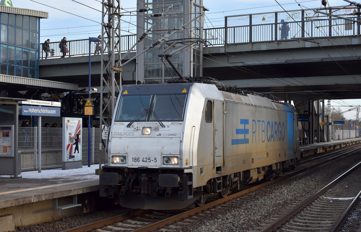 RTB CARGO GmbH, Düren [D] mit der Railpool Lok  186 425-5  [NVR-Nummer: 91 80 6186 425-5 D-Rpool] am 09.02.23 Durchfahrt Bahnhof Berlin-Hohenschönhausen.