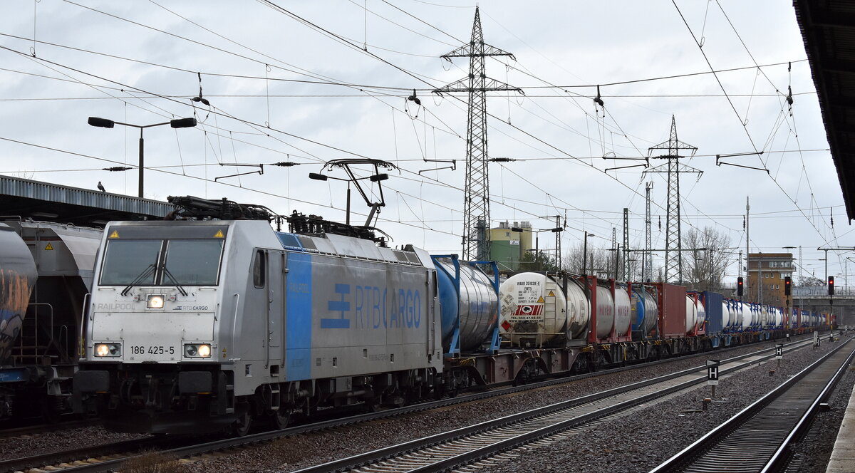 RTB CARGO GmbH, Düren [D] mit der Railpool Lok  186 425-5  [NVR-Nummer: 91 80 6186 425-5 D-Rpool] und einem Containerzug am 20.12.23 Durchfahrt Bahnhof Schönefeld (bei Berlin).
