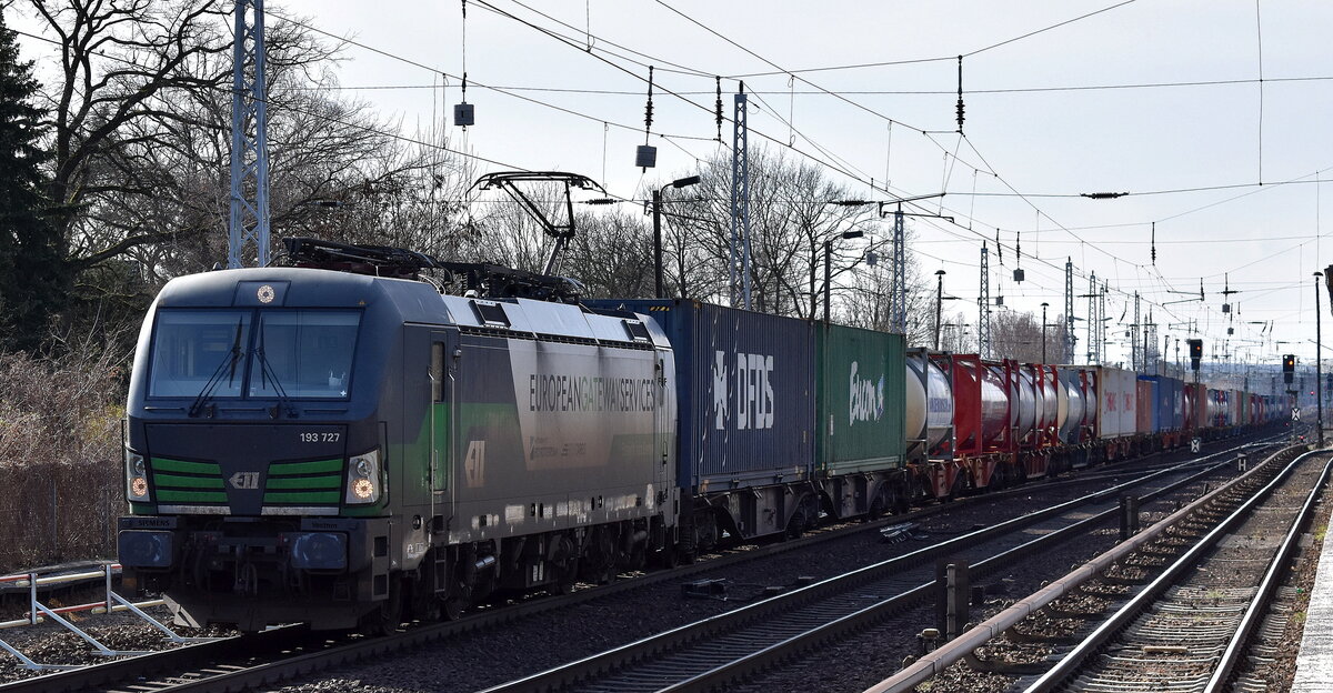 RTB CARGO GmbH, Düren [D] mit der ELL Vectron   193 727  [NVR-Nummer: 91 80 6193 727-5 D-ELOC] und einem Containerzug Richtung Frankfurt/Oder am 18.03.24 Höhe Bahnhof Berlin-Hirschgarten.