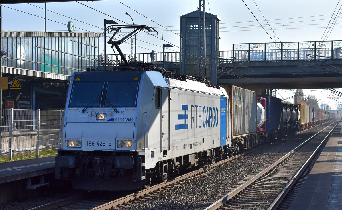 RTB CARGO GmbH, Düren [D] mit der Railpool Lok  186 428-9  [NVR-Nummer: 91 80 6186 428-9 D-Rpool] und einem Containerzug am 25.10.24 Durchfahrt Bahnhof Berlin Hohenschönhausen.