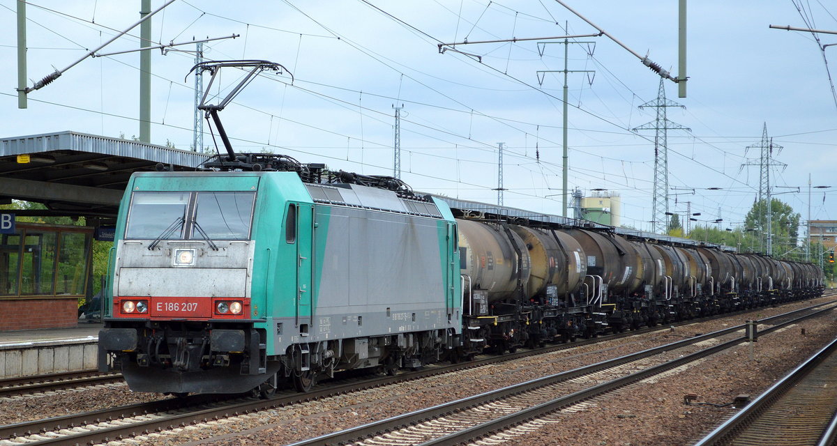 RTB CARGO GmbH mit der belgischen Alpha Trains Lok   E 186 207  [NVR-Number: 91 88 7186 207-7 B-ATLU] mit der ungewöhnlichen Leistung von polnischen Kesselwagen der Fa. CRUPA aZOTY (Ladegut: geschmolzenes Schwefel) am 20.08.18 Durchfahrt Bf. Flughafen Berlin-Schönefeld. 