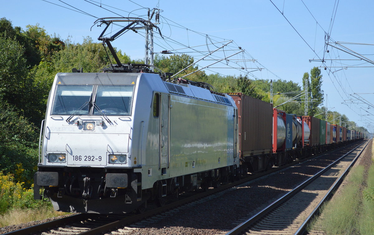 RTB CARGO GmbH mit der Rpool  186 292-9  [NVR-Number: 91 80 6186 292-9 D-Rpool] und Containerzug am 22.08.18 Bf. Berlin-Hohenschönhausen.