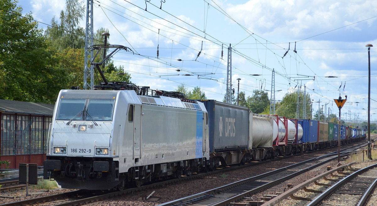 RTB CARGO GmbH mit der Rpool   186 292-9  [NVR-Number: 91 80 6186 292-9 D-Rpool] und Containerzug und am Ende des Zuges noch mit der ELL Vectron 193 229 Richtung Polen am 26.08.18 Berlin-Hirschgarten.