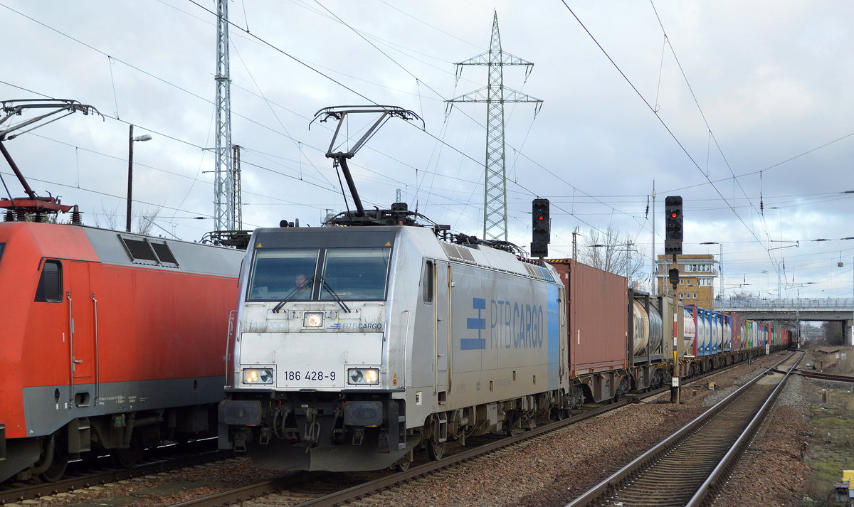 RTB CARGO GmbH mit der Rpool   186 428-9  [NVR-Number: 91 80 6186 428-9 D-Rpool] und Containerzug am 10.01.19 Bf. Flughafen Berlin-Schönefeld.