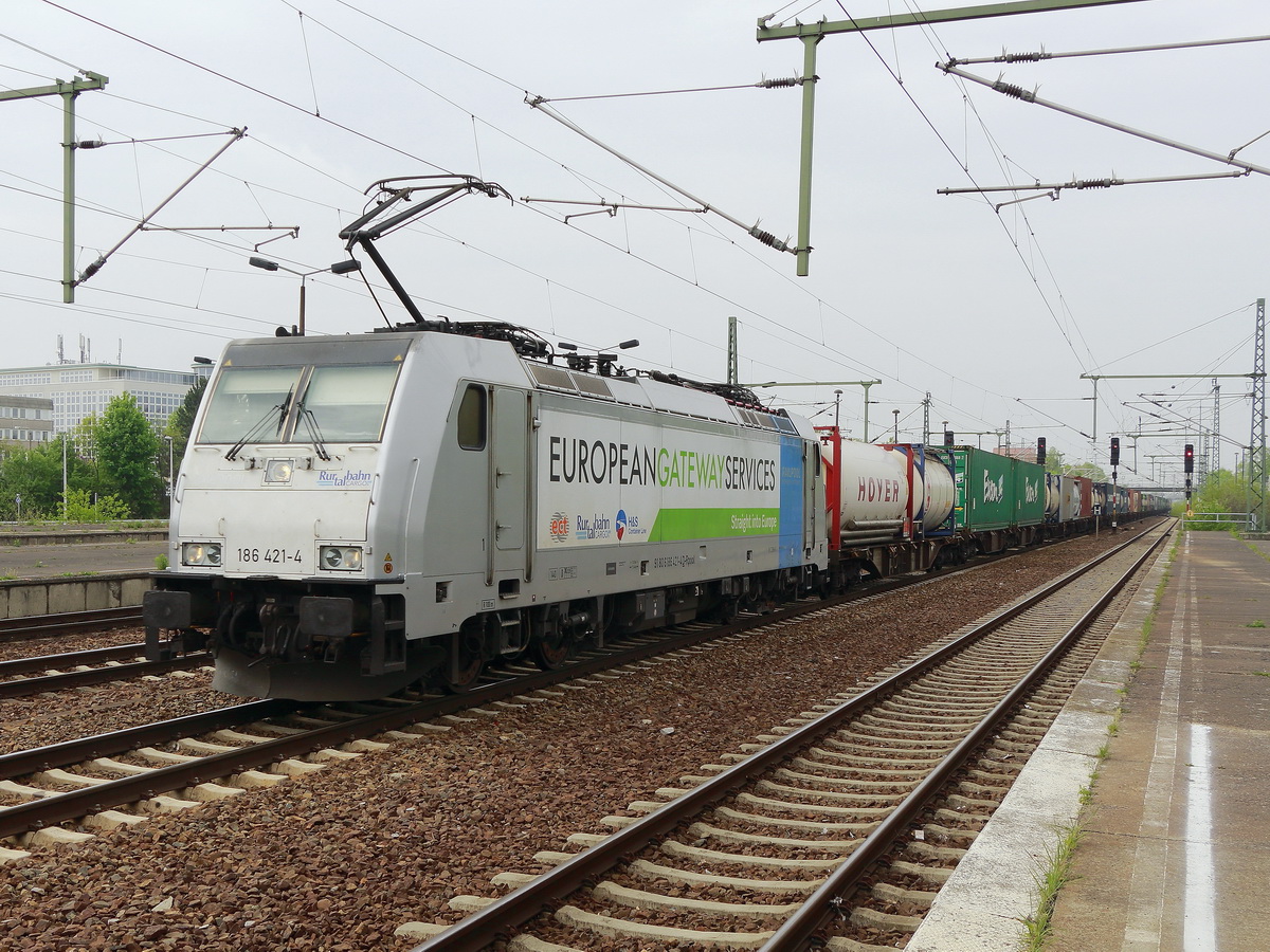 RTB CARGO GmbH mit der Rpool 186 421-4 (NVR-Number: 91 80 6186 421-4 D-Rpool) am 27. April  2019 im Bahnhof Berlin Flughafen Schönefeld mit einem gemischten Güterzug. 