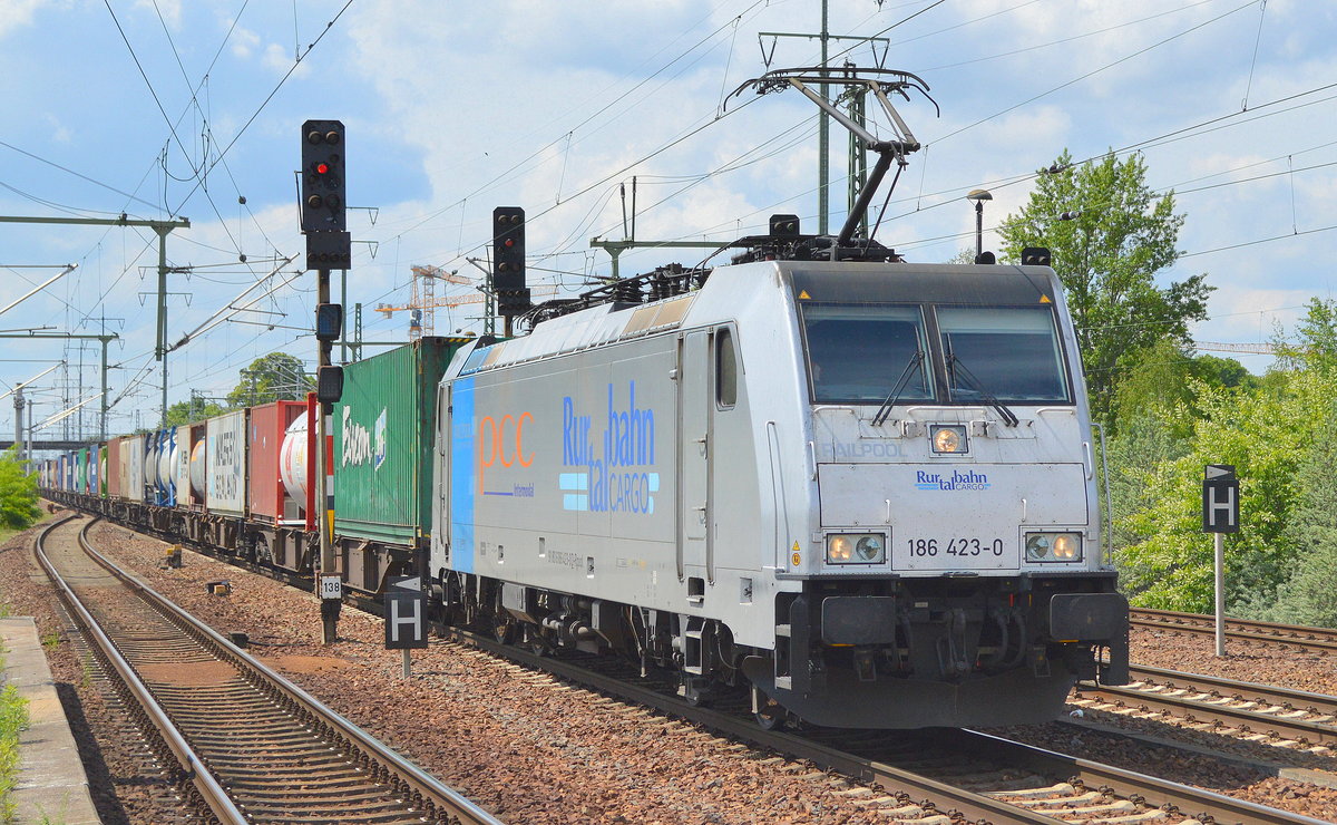 RTB CARGO GmbH mit der Rpool  186 423-0  [NVR-Nummer: 91 80 6186 423-0 D-Rpool] und Containerzug Richtung Polen am 21.05.19 Bf. Flughafen Berlin-Schönefeld.