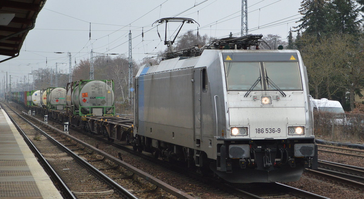 RTB Cargo mit der Railpool Lok  186 536-9  [NVR-Nummer: 91 80 6186 536-9 D-RPOOL] mit Containerzug am 03.12.20 Berlin Hirschgarten. 