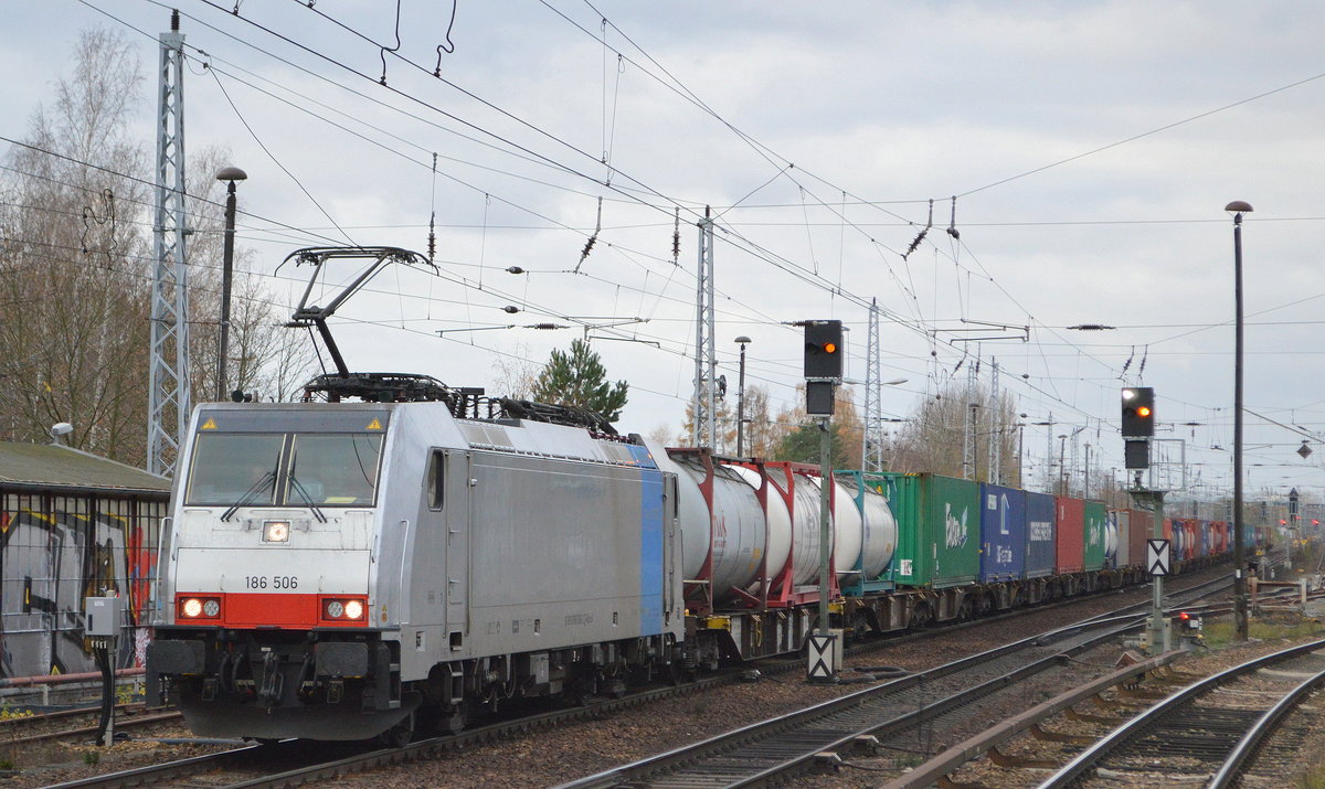 RTB Cargo oder Lineas? mit der Railpool Lok  186 506  [NVR-Nummer: 91 80 6186 506-2 D-Rpool] und Containerzug Richtung Frankfurt/Oder am 19.11.20 Bf. Berlin Hirschgarten.