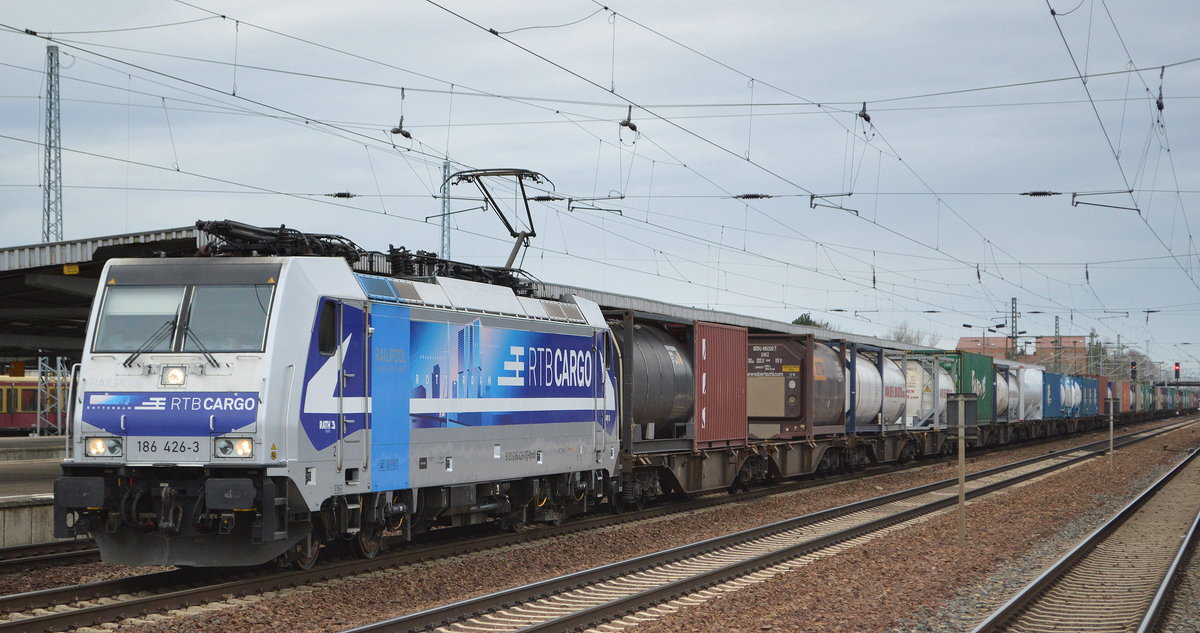RTB Cargo - Rurtalbahn Cargo GmbH, Düren [D] mit der Railpool  186 426-3  [NVR-Nummer: 91 80 6186 426-3 D-Rpool] und Containerzug Richtung Frankfurt/Oder am 18.12.19 Bf. Flughafen Berlin Schönefeld.