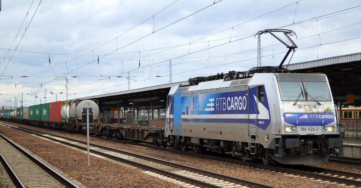 RTB Cargo - Rurtalbahn Cargo GmbH, Düren [D] mit der Railpool Lok  186 426-3  [NVR-Nummer: 91 80 6186 426-3 D-Rpool] mit Containerzug am 29.01.20 Bf. Flughafen Berlin Schönefeld.