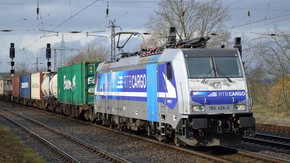 RTB Cargo - Rurtalbahn Cargo GmbH, Düren [D] mit der Railpool Lok  186 426-3  [NVR-Nummer: 91 80 6186 426-3 D-Rpool] und Containerzug Richtung Frankfurt/Oder am 25.02.20 Durchfahrt Bf. Saarmund.