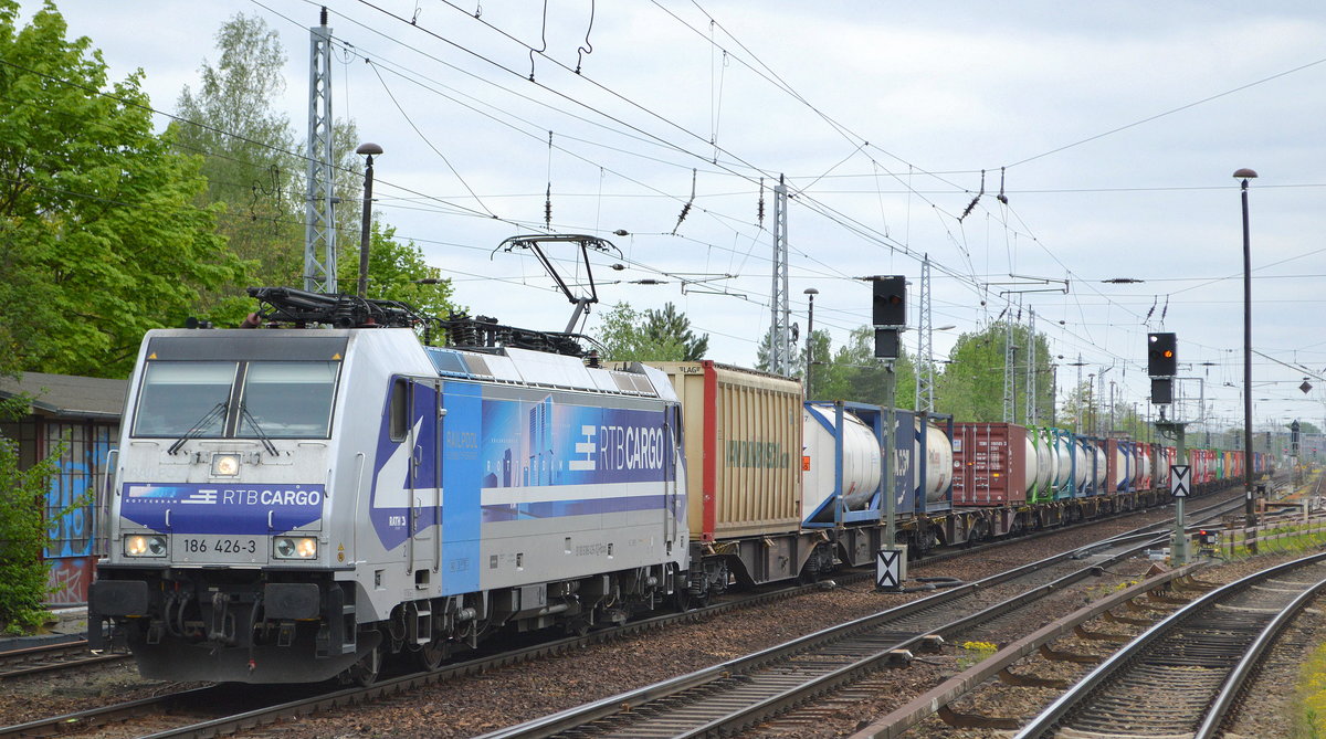 RTB Cargo - Rurtalbahn Cargo GmbH, Düren [D] mit  186 426-3  [NVR-Nummer: 91 80 6186 426-3 D-Rpool] und Containerzug am 07.05.20 Berlin Hirschgarten Richtung Frankfurt/Oder.