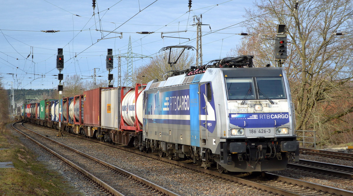 RTB Cargo - Rurtalbahn Cargo GmbH, Düren [D] mit  186 426-3  [NVR-Nummer: 91 80 6186 426-3 D-Rpool] mit Containerzug Richtung Frankfurt/Oder am 20.01.21 Bf. Saarmund.