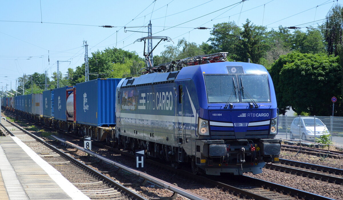 RTB Cargo - Rurtalbahn Cargo GmbH, Düren [D] mit der ELL Vectron  193 564  [NVR-Nummer: 91 80 6193 564-2 D-ELOC] und Containerzug am 18.06.21 Berlin Hirschgarten.