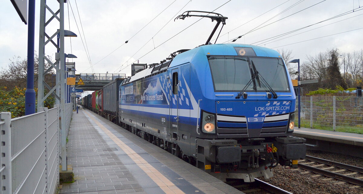 RTB Cargo - Rurtalbahn Cargo GmbH, Düren [D] mit der erst seit kurzem neu beklebten (vorher war sie weiß)  193 485  [NVR-Nummer: 91 80 6193 485-0 D-ELOC] und Containerzug Richtung Frankfurt/Oder am 24.11.21 Durchfahrt Bf. Berlin Hohenschönhausen.
