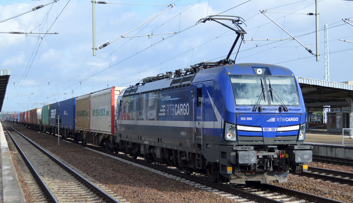 RTB Cargo - Rurtalbahn Cargo GmbH, Düren [D] mit der RATH FLEET B.V.  193 565  [NVR-Nummer: 91 80 6193 565-9 D-ELOC] und Containerzug am 07.02.22 Durchfahrt Bf. Flughafen BER - Terminal 5.