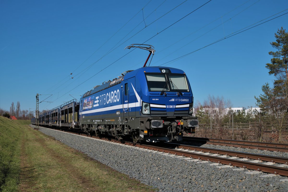 RTB Cargo Siemens Vectron 193 564-2 mit leeren Autotransportwagen in Hanau am 07.03.21