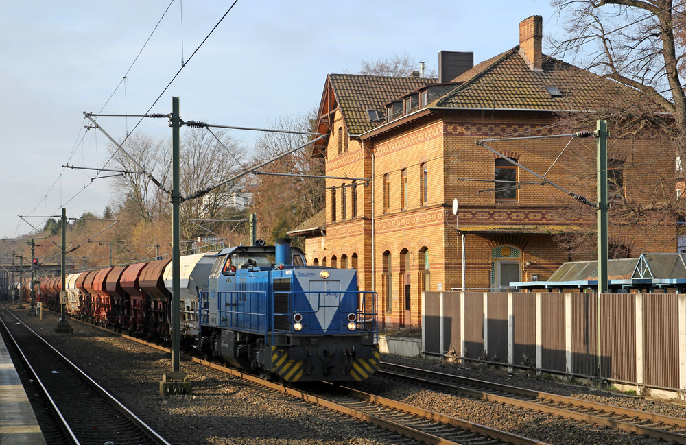 RTB V151  Josy  mit leeren Wagen auf dem Weg von Düren nach Köln-Bickendorf.
Dabei passiert sie das ehemalige Bahnhofsgebäude von Frechen-Königsdorf.
Aufnahmedatum: 26.01.2016