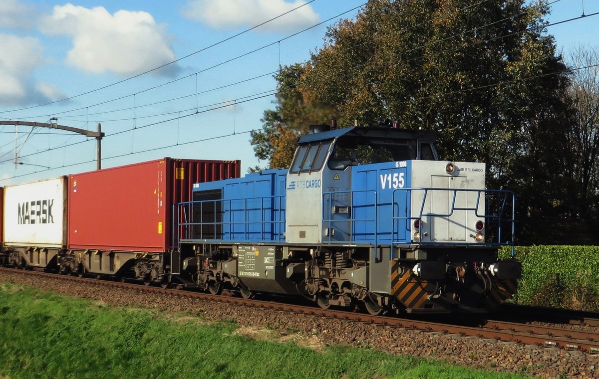 RTB V155 zieht ein Containerzug am sonnigen 4.November 2020 bei Hulten.