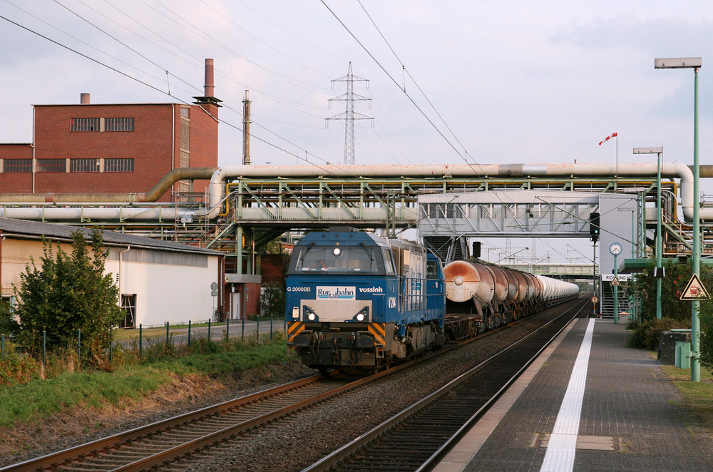 RTB V204 durchfährt mit einem aus Knickkessel- und normalen Kesselwagen bestehenden Güterzug den Haltepunkt Dormagen Chempark, der sich auf der Stadtgrenze zwischen Köln und Dormagen befindet.
Aufnahmedatum: 22. August 2012.