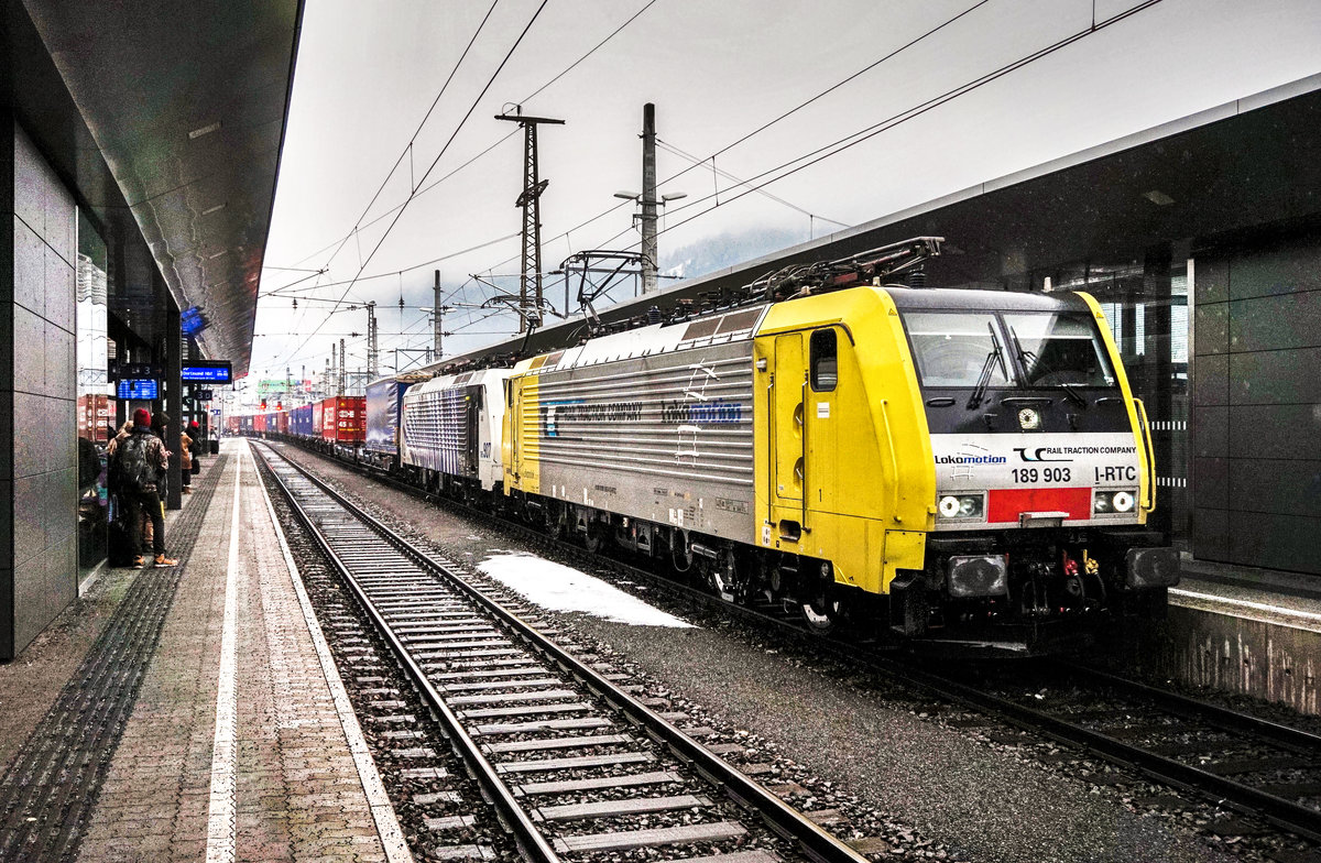 RTC 189 903-8 und LM 189 107-9 durchfahren mit einem KLV in Richtung Salzburg, den Bahnhof Spittal-Millstättersee.
Aufgenommen am 27.12.2017.