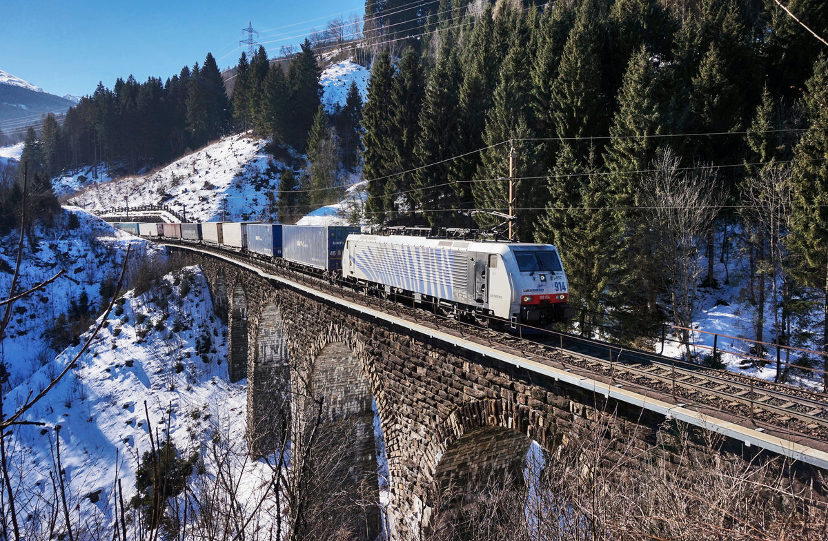 RTC 189 914-5 überquert mit dem EKOL, auf der Fahrt in Richtung Schwarzach-St.Veit, den Hundsdorfer-Viadukt bei Bad Hofgastein.
Aufgenommenen am 15.2.2017.