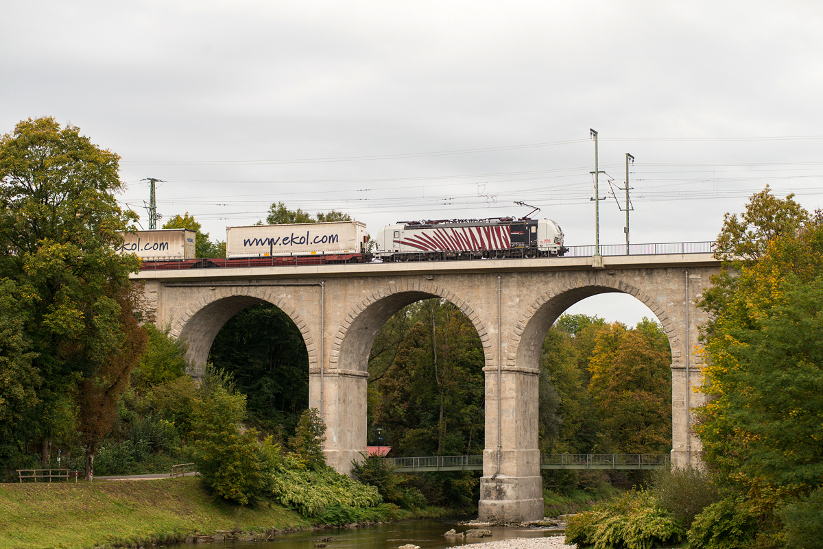 RTC Lok 193 776 am 03.01.2018 mit einem Taschenwagenzug in Richtung Salzburg auf dem Traunviadukt in Traunstein