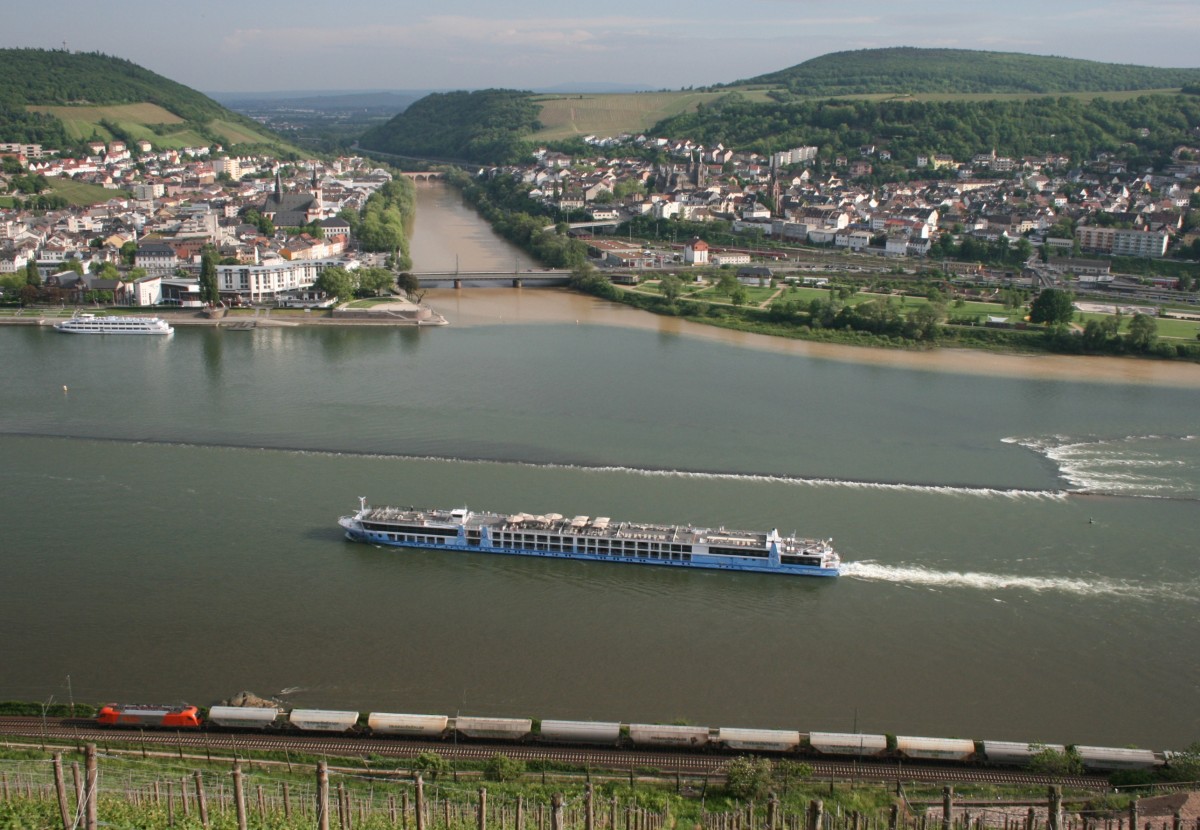RTS 1216 90x mit DGS 92910 (Aachen–Passau) am 21.05.2012 zwischen Assmannshausen und Rdesheim (Rhein) gegenber der Nahemndung