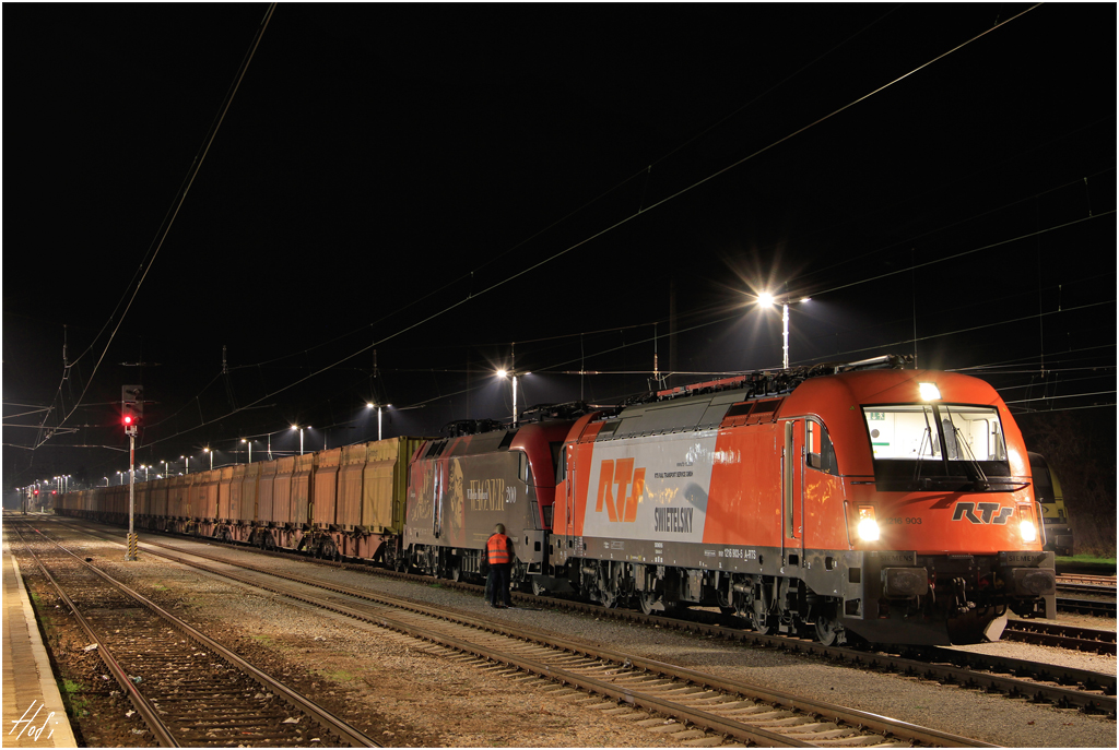 RTS 1216.903 und GySEV 470.503 mit dem LTE SGAG 41373 (Gratwein-Sopron) am Abend des 11.12.13 im Bhf. Ebenfurth.
Die 1216.903 ging in Ebenfurth vom Zug, und fuhr anschließend als Lokzug weiter nach Gramatneusiedl.