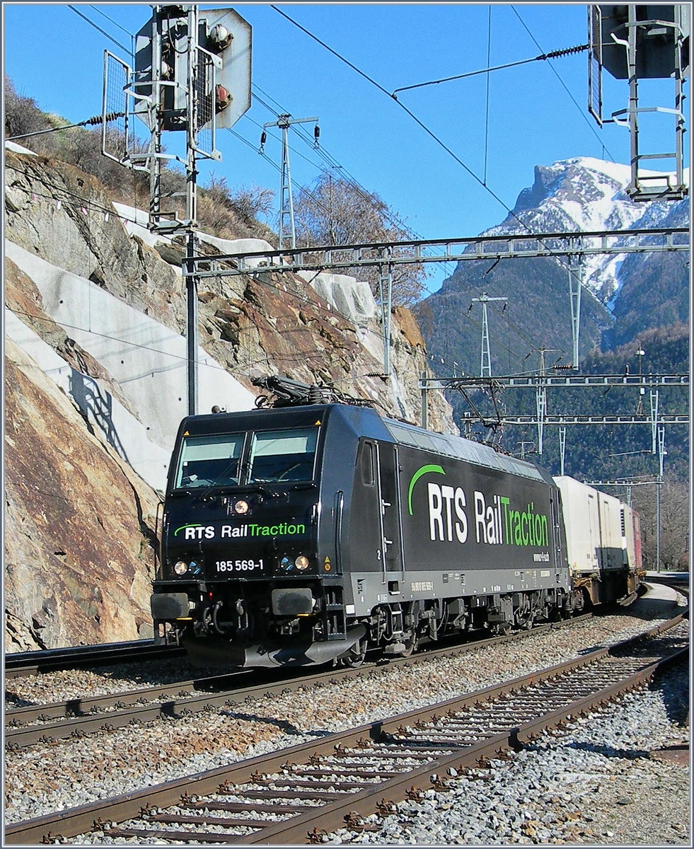 RTS 185 569-1 unterwegs bei Lalden auf der BLS Sdrampe.
16. Mrz 2007 