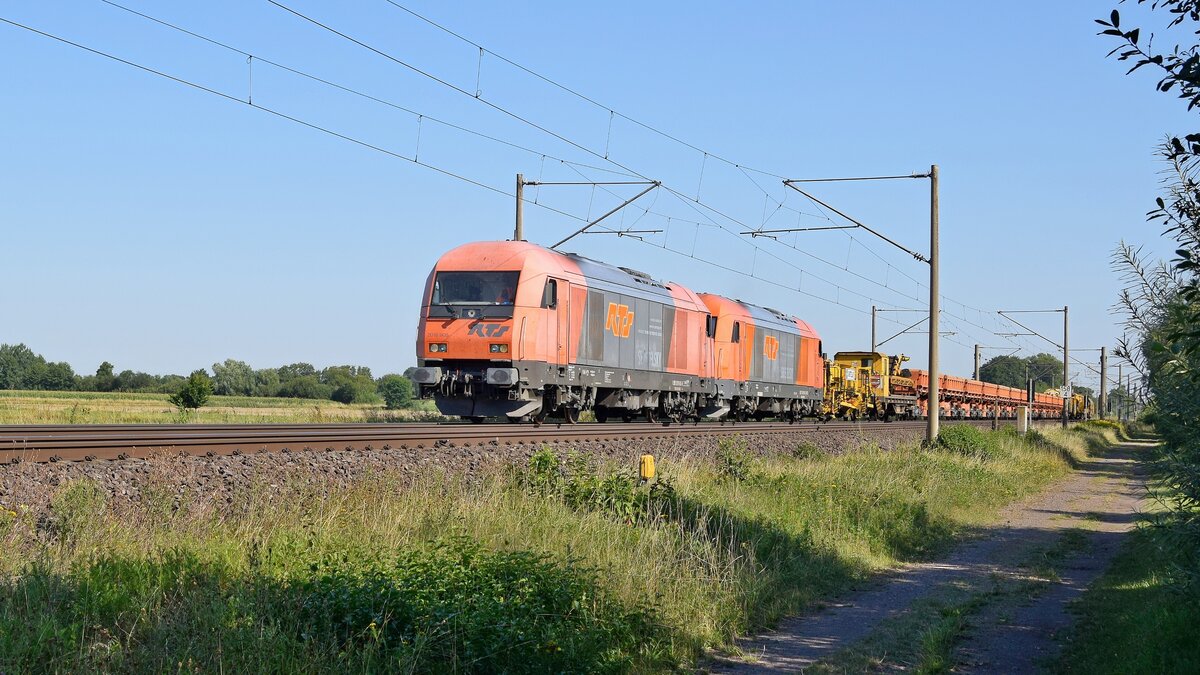 RTS 2016 905 und 2016 906 mit Bauzug in Richtung Osnabrück (Hüde, 13.08.2022).