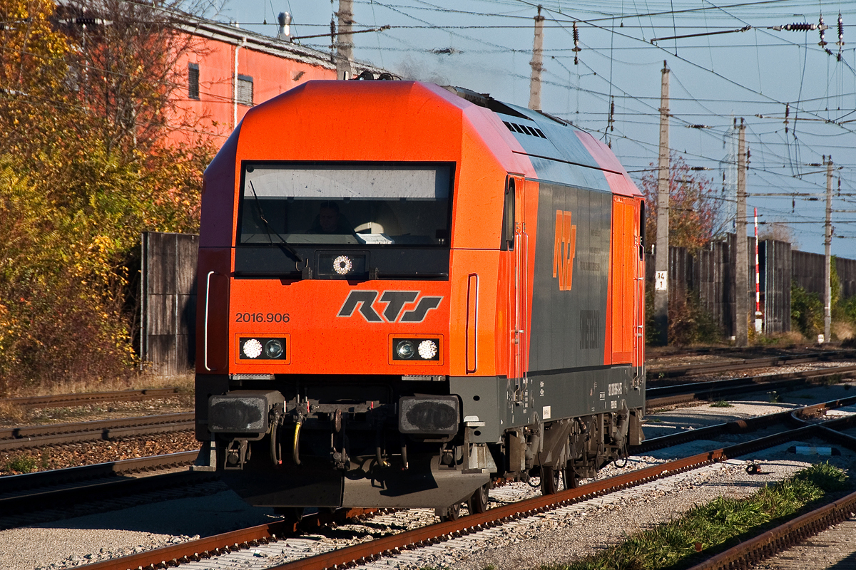 RTS 2016 906 dieselt durch Wien Oberlaa. Die Aufnahme entstand am 26.10.2013.
