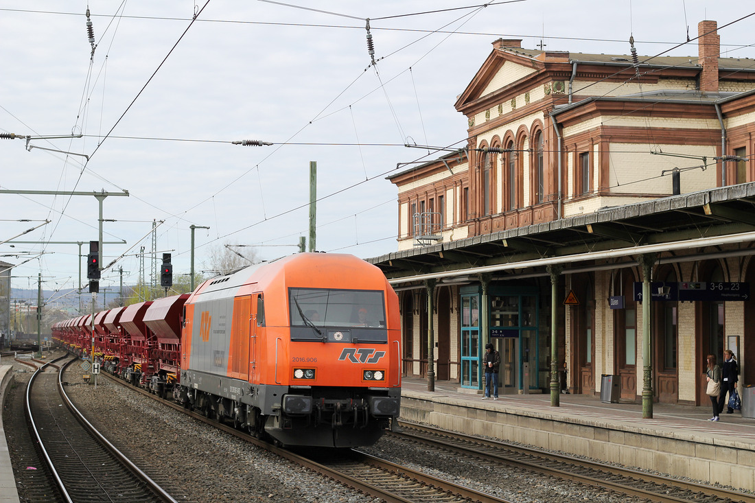 RTS 2016 906 durchfährt mit einem aus Stolberg Gbf kommenden Güterzug den Bahnhof Düren.
Aufnahmedatum: 30. März 2017