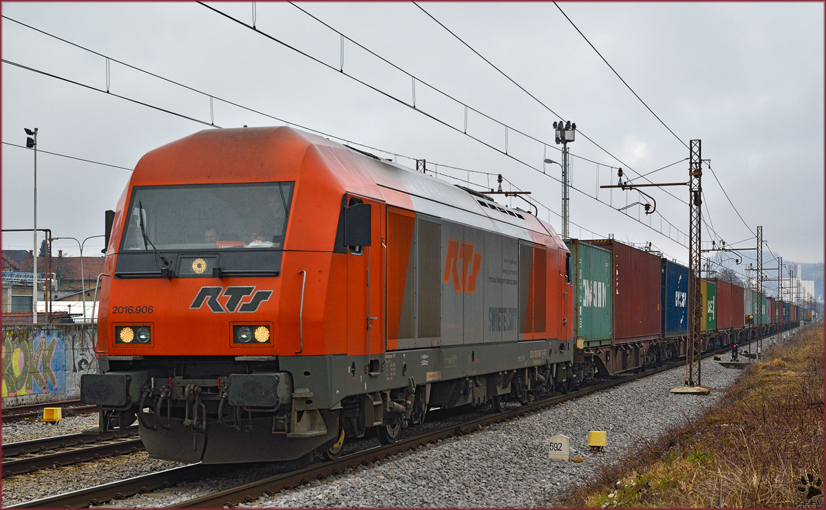 RTS 2016 906 zieht Containerzug durch Maribor-Tabor Richtung Koper Hafen. /20.2.2016