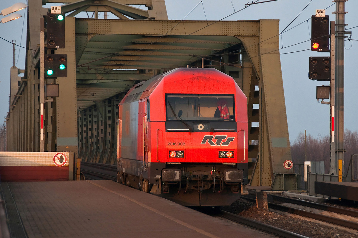 RTS 2016 908 ist in Wien Praterkai in Fahrtrichtung Wien Stadlau unterwegs. Die Aufnahme entstand am 23.02.2015.