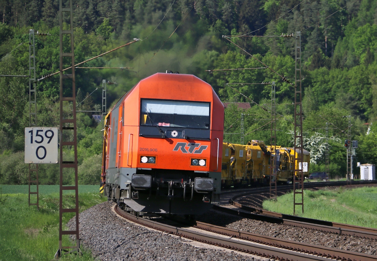 RTS 2016.906 mit Bauzug in Fahrtrichtung Süden. Aufgenommen am 13.05.2015 zwischen Mecklar und Ludwigsau-Friedlos.