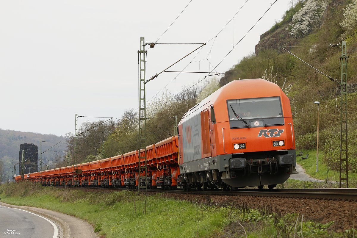 RTs 2016.906 mit Schotterzug in Erpel, April 2017.