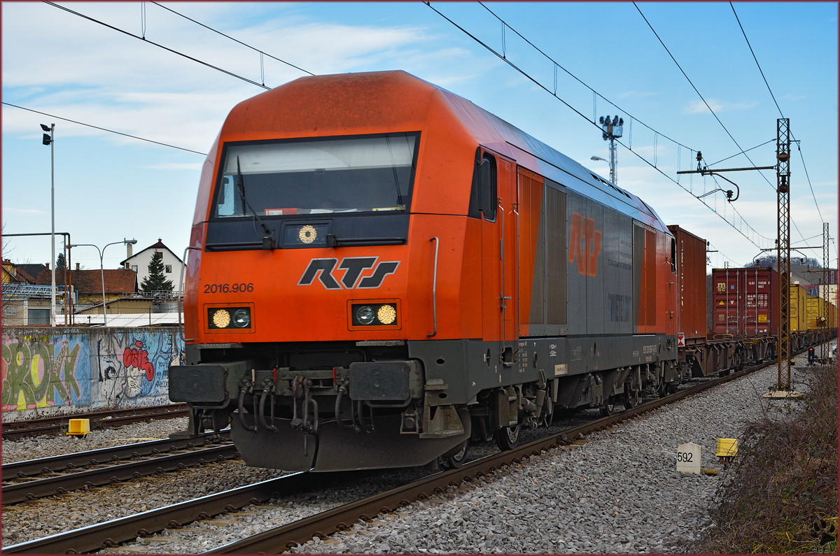 RTS 2016.906 zieht Containerzug durch Maribor-Tabor Richtung Koper Hafen. /13.1.2016