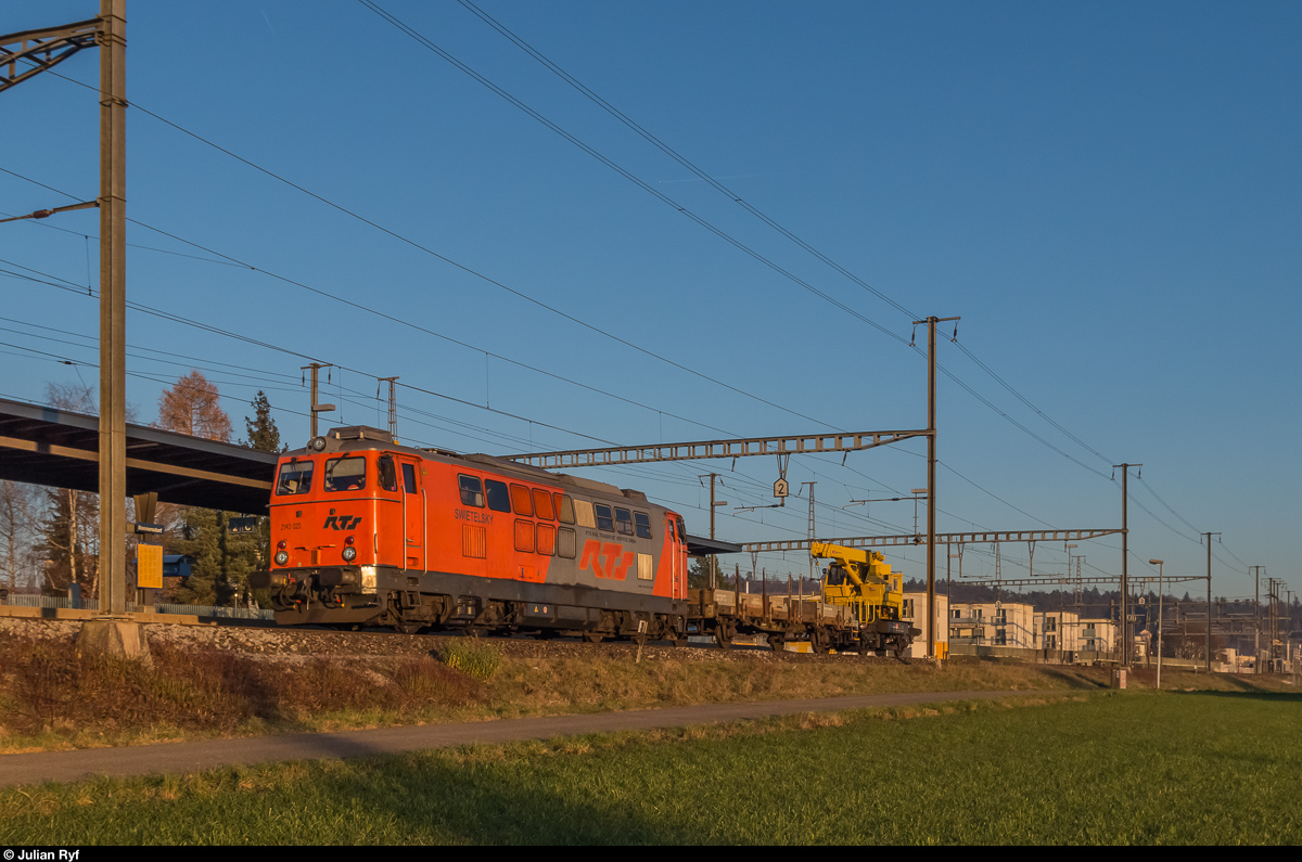 RTS 2143 025 durchfährt am 6. Dezember 2016 mit einem Kran den Bahnhof Bassersdorf.